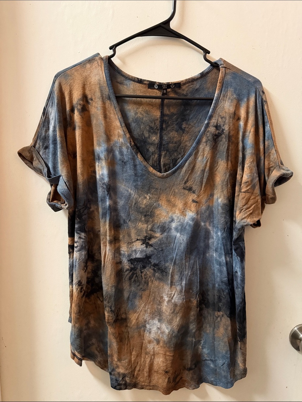 Relaxed V-Neck Tie-Dye Tee in Brown & Blue